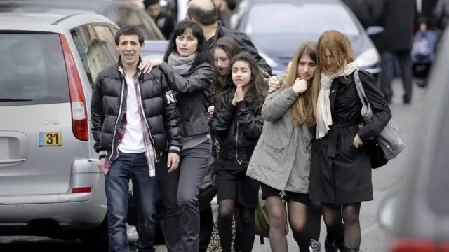 Adolescentes lloran la muerte de tres niños y un profesor en Toulouse