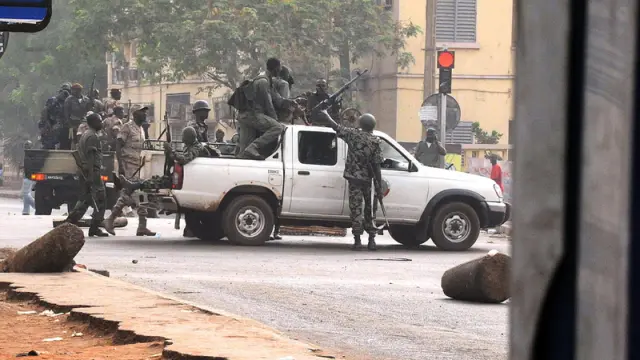 Militares amotinados en las calles de la capital