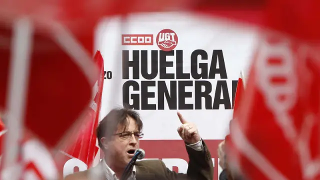 El secretario general de CCOO Madrid, Javier López, en una concentración sindical en frente de la sede de la CEIM.