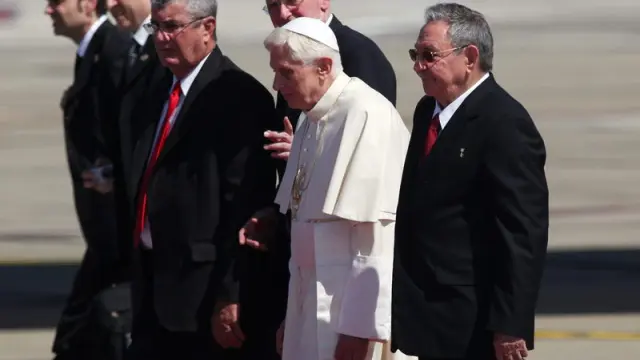 El presidente de Cuba, Raúl Castro, recibe al papa, Benedicto XVI.