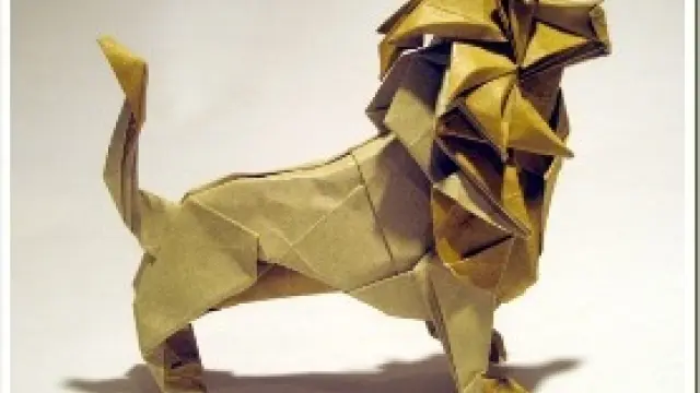 León hecho de papel