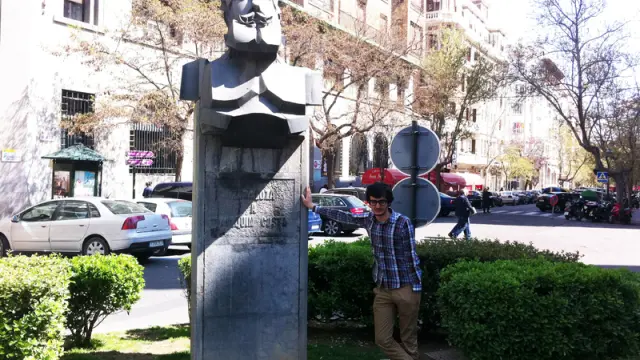 Javier, junto a un busto de Joaquín Costa