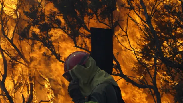 Labores de extinción del fuego en Las Fragas