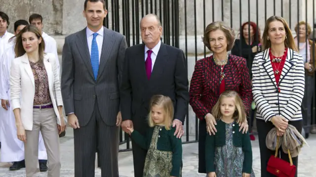 Los Reyes, los Príncipes y sus hijas, y la infanta Elena, a su llegada a la catedral de Palma