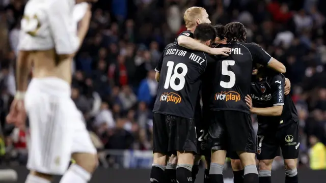 Los jugadores del Valencia se abrazan al final del partido, que terminó en empate.