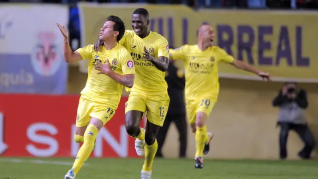 Los jugadores del Villarreal celebran el gol de la victoria