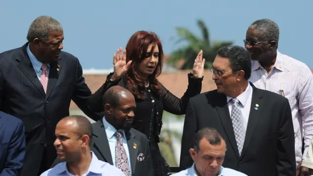Cristina Fernandez gesticula en una foto de la cumbre