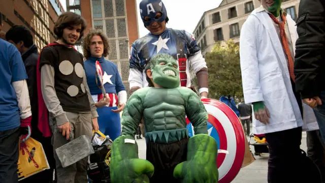 Los fans de los superhéroes asistieron a la proyección de la película 'Los Vengadores'.