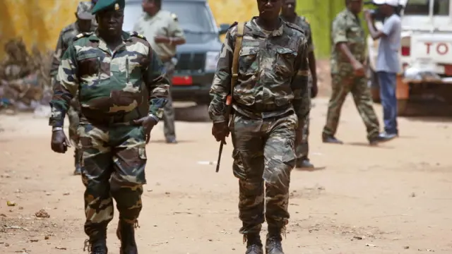 Oficiales guineanos tras el golpe de Estado.