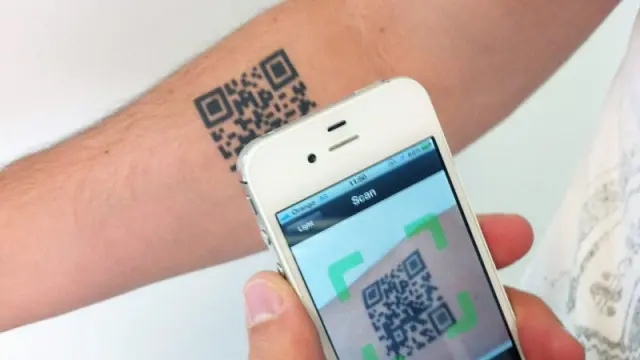 Imagen cedida por Leo Burnett del tatuaje de un código Bidi en un brazo como soporte publicitario.