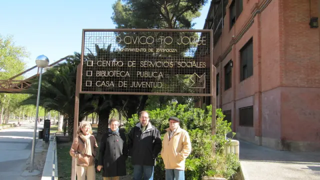 Ana San Agustín (trabajadora del centro), Pilar González (directora), Rafael Tejedor (AV Arrabal) y Juanjo Jordá (AV Picarral)