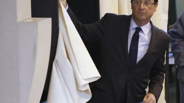 François Hollande, votando en Tulle