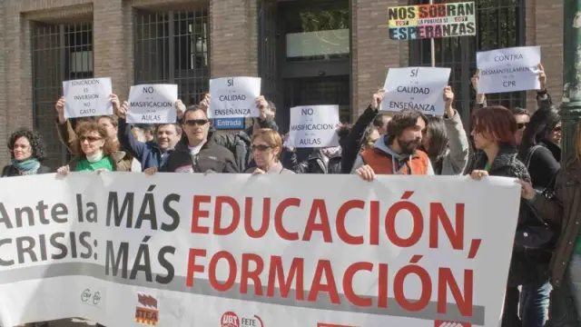 Manifestación a favor de la educación pública frente a la DGA