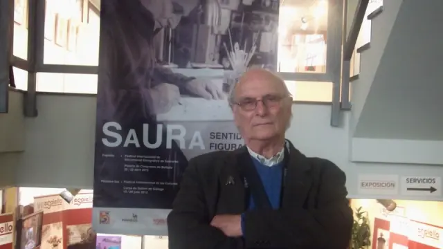 Carlos Saura, ante un artel del festival