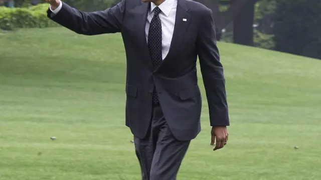 Barack Obama saluda a sus seguidores tras aterrizar en la Casa Blanca.