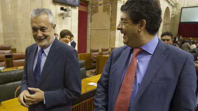 José Antonio Griñán (i), bromea con el portavoz de IULV-CA, Diego Valderas