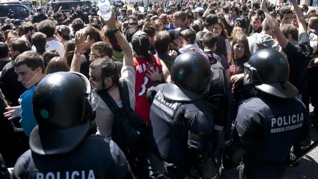 Miles de estudiantes se han manifestado en Barcelona