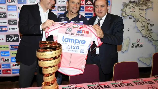 Scarponi ha recibido la maglia rosa del 2011 tras la descalificación de Contador