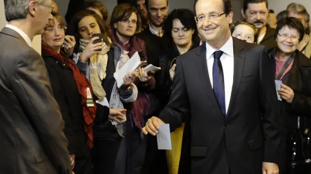 Hollande introduce su papeleta en la urna