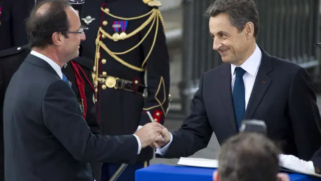 Saludo entre Sarkozy y Hollande en París