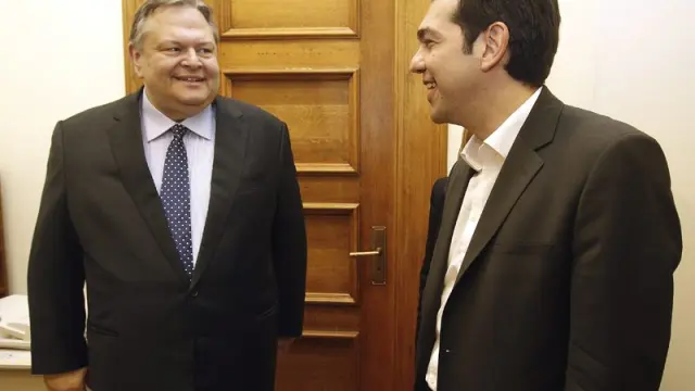 El líder de la coalición de izquierda, Alexis Tsipras, habla con el líder del PASOK, Evangelos Venizelos.