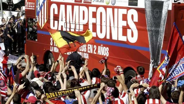 Cientos de aficionados animan a los jugadores del Atlético de Madrid