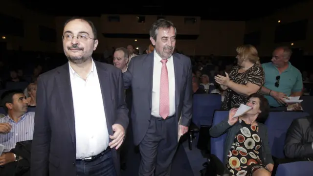 El líder del PSOE junto al alcalde de Zaragoza en un encuentro con alcaldes.