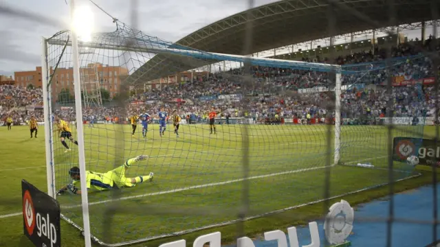 Apoño marca el primer gol del Real Zaragoza