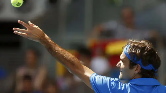 Federer durante un servicio de la final