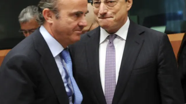 De Guindos junto a Mario Draghi en el Eurogrupo