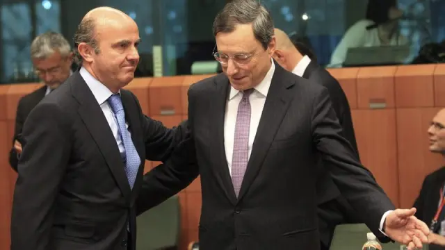 El ministro de Economía, Luis de Guindos (i), y el presidente del Banco Central Europeo, Mario Draghi