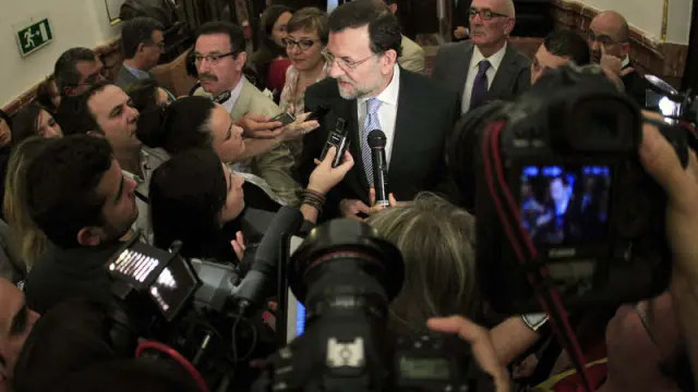 Rajoy, ante los medios, en los pasillos del Congreso