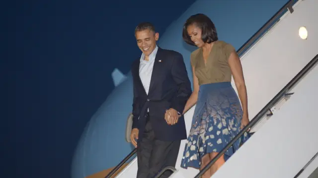 Obama y su mujer, al llegar a Chicago, donde se celebra la cumbre de la OTAN