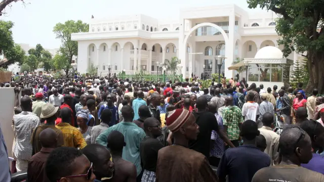 El palacio presidencial de Bamako rodeado por la multitud