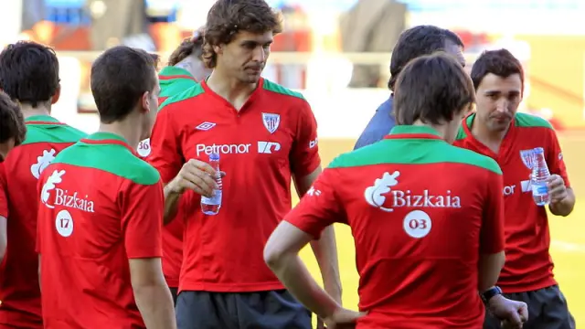 Fernando Llorente con su equipo en la víspera de la final de la Copa del Rey.