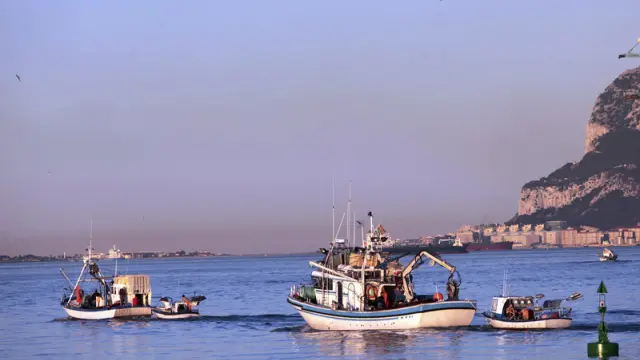 Pesqueros españoles faenando en Gibraltar