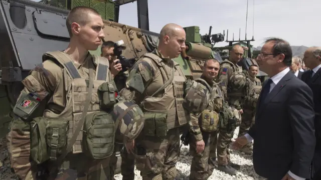 Hollande visita a sus soldados