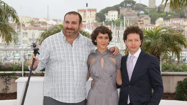 El director, Michel Franco, y los actores de 'Después de Lucía'.