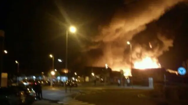 Un incendio afecta a varias naves industriales en La Almunia