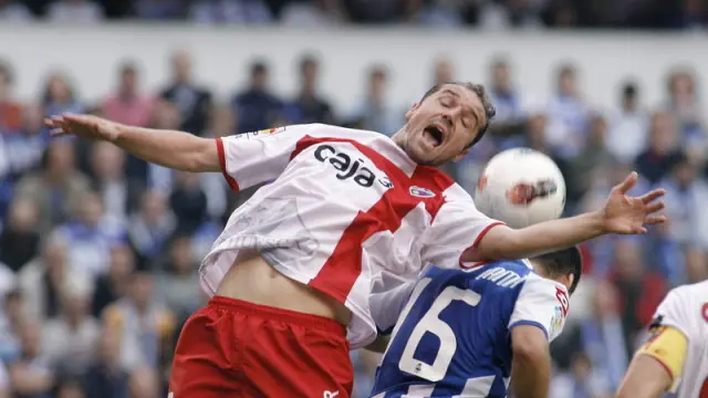 Un jugador del Huesca intenta controlar el balón en Riazor