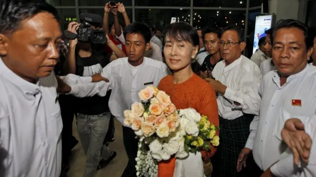 Suu Kyi en su llegada a Bangkok