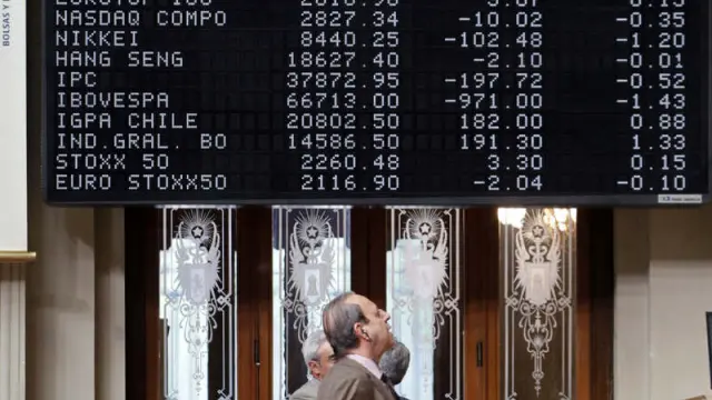 Panel en la bolsa de Madrid que muestra varios índices bursátiles