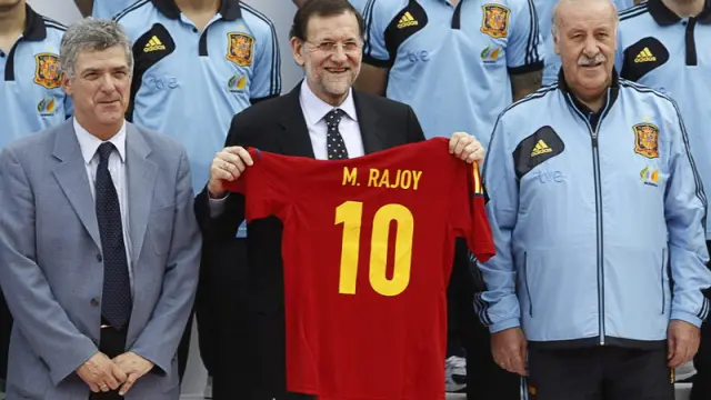 Mariano Rajoy recibió una camiseta con su nombre de manos de Del Bosque