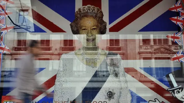 Imagen de Isabel II en un escaparate de Londres