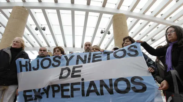Ex empleados de la petrolera Repsol YPF se manifiestan en la sede de la empresa en Buenos Aires.