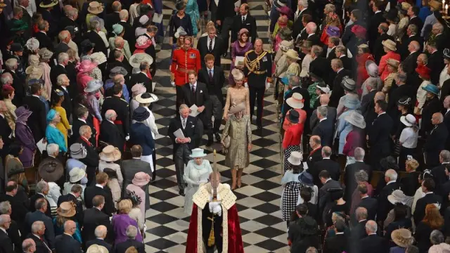 La reina Isabel II (c) llega a la Catedral de San Pablo