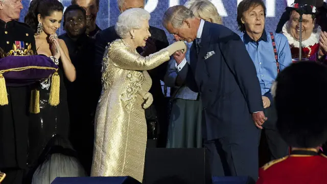 El príncipe Carlos homenajeo a su madre con un emotivo discurso