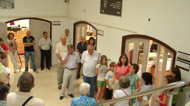 El comienzo de la visita guiada, en el recibidor del edificio del Archivo Histórico Provincial de Huesca