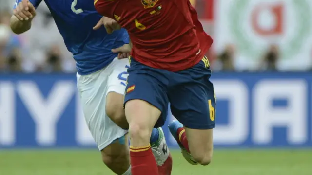 Iniesta se va del defensa italiano Christian Maggio durante el partido de este domingo