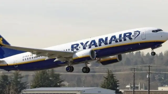 Avión de la aerolínea de bajo coste Ryanair